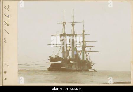 Arte ispirata da Frigate Johan Willem Friso, Willem Frederik Boelsums, Olanda, 1895 - 1915, carta, Supporto fotografico, altezza 100 mm x larghezza 137 mm, opere classiche modernizzate da Artotop con un tocco di modernità. Forme, colore e valore, impatto visivo accattivante sulle emozioni artistiche attraverso la libertà delle opere d'arte in modo contemporaneo. Un messaggio senza tempo che persegue una nuova direzione selvaggiamente creativa. Artisti che si rivolgono al supporto digitale e creano l'NFT Artotop Foto Stock