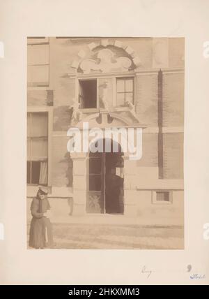 Arte ispirata dall'ingresso del Doelen su Achterstraat 2 a Hoorn., Anoniem (Monumentenzorg) (attribuito a), A.J.M. Mulder, Achterstraat (Hoorn), 1893, supporto fotografico, cartone, Stampa albume, altezza 232 mm x larghezza 173 mm, opere classiche modernizzate da Artotop con un tocco di modernità. Forme, colore e valore, impatto visivo accattivante sulle emozioni artistiche attraverso la libertà delle opere d'arte in modo contemporaneo. Un messaggio senza tempo che persegue una nuova direzione selvaggiamente creativa. Artisti che si rivolgono al supporto digitale e creano l'NFT Artotop Foto Stock