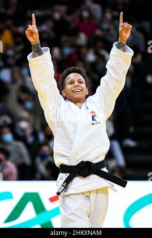 Donna di -52 kg, Amandine Buchard di Francia festeggia la sua vittoria in finale durante il Grand Slam di Parigi 2022, IJF World Judo Tour il 5 febbraio 2022 presso l'Accor Arena di Parigi, Francia. Foto di Victor Joly/ABACAPRESS.COM Foto Stock