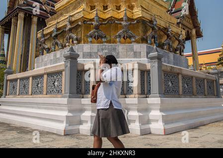 Bangkok, Tailandia. 05th Feb 2022. Un turista visto visitare al Tempio del Buddha di Smeraldo.il governo della Thailandia ha ripreso il programma 'Test and Go' il 1 febbraio, 2022 per accogliere visitatori completamente vaccinati provenienti da tutti i paesi con misure supplementari di controllo delle malattie volte a promuovere l'industria del turismo e la sua economia in mezzo alla diffusione in corso della variante Omicron del covid-19. (Foto di Peerapon Boonyakiat/SOPA Images/Sipa USA) Credit: Sipa USA/Alamy Live News Foto Stock