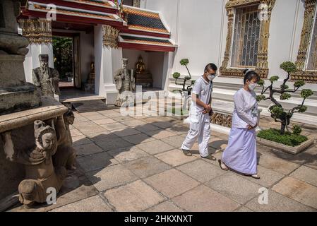 Bangkok, Tailandia. 05th Feb 2022. I devoti buddisti indossano maschere come precauzione contro la diffusione del convivio-19 visto visitare al Tempio del Buddha reclinato.il governo thailandese ha ripreso il programma 'Test and Go' il 1 febbraio, 2022 per accogliere visitatori completamente vaccinati provenienti da tutti i paesi con misure supplementari di controllo delle malattie volte a promuovere l'industria del turismo e la sua economia in mezzo alla diffusione in corso della variante Omicron del covid-19. (Foto di Peerapon Boonyakiat/SOPA Images/Sipa USA) Credit: Sipa USA/Alamy Live News Foto Stock