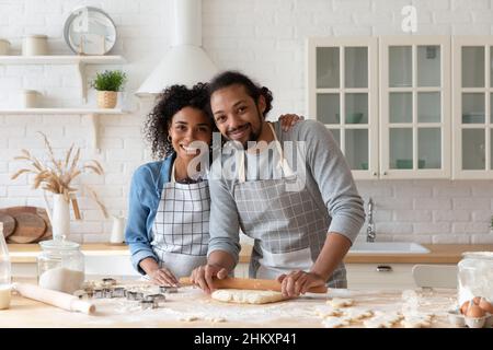 Ritratto di Happy African American famiglia di cucina in casa. Foto Stock