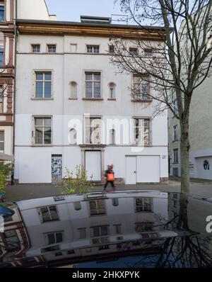 05 febbraio 2022, Hessen, Francoforte sul meno: Una casa sulla Berger Straße è stata vuota da anni (foto con tempo di esposizione più lungo). Gli affitti elevati e la mancanza di spazio vitale sono un problema pressante, soprattutto nelle principali città dell'Assia. Allo stesso tempo, gli appartamenti nolabili sono vuoti. Esattamente quanti non sono chiari. (Al dpa 'Nessuna legge contro il posto di lavoro: Le città richiedono l'ordinanza dello stato') Foto: Frank Rumpenhorst/dpa Foto Stock