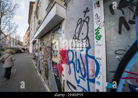 05 febbraio 2022, Hessen, Francoforte sul meno: Una casa con un negozio sulla Berger Straße è vuota da anni. Gli affitti elevati e la mancanza di spazio vitale sono un problema pressante, soprattutto nelle principali città dell'Assia. Allo stesso tempo, gli appartamenti nolabili sono vuoti. Esattamente quanti non sono chiari. (Al dpa 'Nessuna legge contro posti vacanti: Le città richiedono l'ordinanza dello stato') Foto: Frank Rumpenhorst/dpa Foto Stock