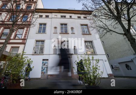 05 febbraio 2022, Hessen, Francoforte sul meno: Una casa sulla Berger Straße è stata vuota da anni (foto con tempo di esposizione più lungo). Gli affitti elevati e la mancanza di spazio vitale sono un problema pressante, soprattutto nelle principali città dell'Assia. Allo stesso tempo, gli appartamenti nolabili sono vuoti. Esattamente quanti non sono chiari. (Al dpa 'Nessuna legge contro il posto di lavoro: Le città richiedono l'ordinanza dello stato') Foto: Frank Rumpenhorst/dpa Foto Stock