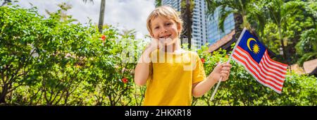 Il ragazzo viaggia in malesia con la bandiera della malesia che celebra il giorno dell'indipendenza della Malesia e il giorno della Malesia. Viaggio in Malesia concept BANNER, FORMATO LUNGO Foto Stock