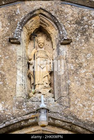 Statua di Santa Margherita di Antiochia in nicchia di pietra di portico, Thrandeston chiesa, Suffolk, Inghilterra, Regno Unito Foto Stock