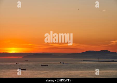 Navi da carico in attesa di entrare nel porto di Bilbao con un bel tramonto, El Abra, Biscay, Paesi Baschi, Euskadi, Euskal Herria, Spagna, Europa Foto Stock