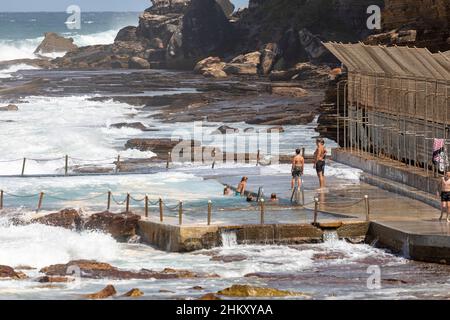 Avalon Beach Rock piscina piscina e ragazzi adolescenti divertirsi in acqua durante l'estate, Sydney, NSW, Australia Foto Stock