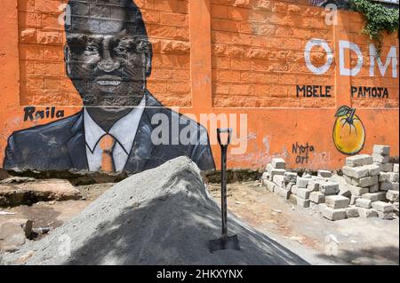 KENYA, Nairobi, Slum Kibera, elezioni presidenziali 2022, affissioni del candidato Raila Amollo Odinga da ODM Orange partito movimento democratico / KENIA, Nairobi, Slum Kibera, Präsidenten Wahl 2022, Wandbild des Kandidaten Raila Amollo Odinga von der ODM Orange movimento democratico Partei Foto Stock