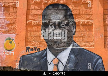 KENYA, Nairobi, Slum Kibera, elezioni presidenziali 2022, affissioni del candidato Raila Amollo Odinga da ODM Orange partito movimento democratico / KENIA, Nairobi, Slum Kibera, Präsidenten Wahl 2022, Wandbild des Kandidaten Raila Amollo Odinga von der ODM Orange movimento democratico Partei Foto Stock