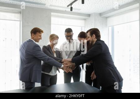 Felice gruppo multietnico di successo che celebra il successo Foto Stock