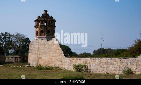 Una lunga vista di Zanana (quartieri residenziali per le donne) recinzione con alto muro in rilievo: Hampi, Karnataka, India-Febbraio 01,2022 Foto Stock