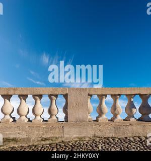 Primo piano di una balaustra in marmo bianco in stile classico contro un cielo blu con nuvole e spazio per la copia. Vicenza, Veneto, Italia, Europa. Foto Stock