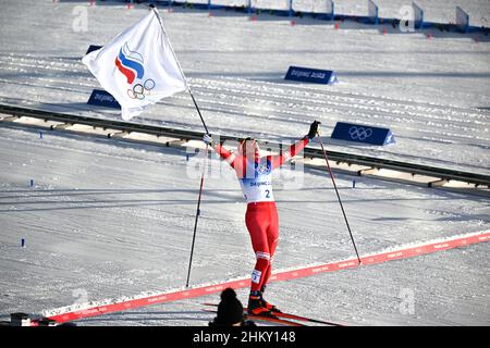 (220206) -- ZHANGJIAKOU, 6 febbraio 2022 (Xinhua) -- Alexander Bolshunov supera il traguardo durante lo sci di fondo Skiathlon 15km + 15km per uomini al National Cross-Country Ski Center di Zhangjiakou, nella provincia settentrionale della Cina di Hebei, 6 febbraio 2022. (Xinhua/Guo Cheng) Foto Stock