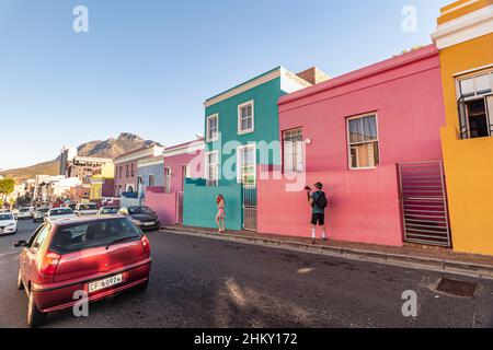 Una strada con case colorate nel quartiere di Bo-Kaap a Città del Capo, Sud Africa. Foto Stock