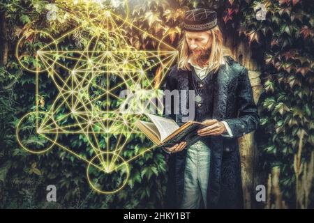 Alchemist in un bel vestito ornamentale in natura. Foto Stock