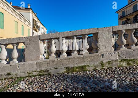 Balaustra in stile classico del Ponte San Michele (Ponte San Michele), 1262-1621, nel centro di Vicenza sopra il fiume Retrone, Veneto, Italia, UE. Foto Stock