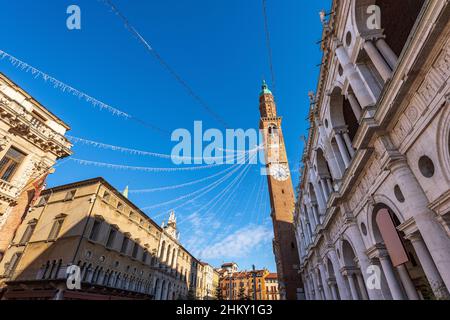 Vicenza, Basilica Palladiana, architetto Andrea Palladio in stile rinascimentale, Torre Civica, Chiesa di San Vincenzo in stile gotico e barocco, Italia. Foto Stock