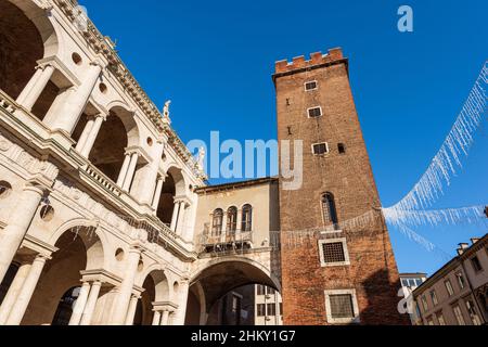 Vicenza, Basilica Palladiana, architetto Andrea Palladio in stile rinascimentale e torre medievale utilizzata come prigione (chiamata Torre del Girone), Italia. Foto Stock