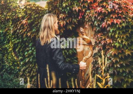 Alchemist in un bel vestito ornamentale in natura. Foto Stock