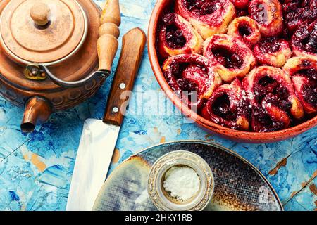 Torta di formaggio casereccia fatta in casa con ripieno di ciliegie per il tè Foto Stock