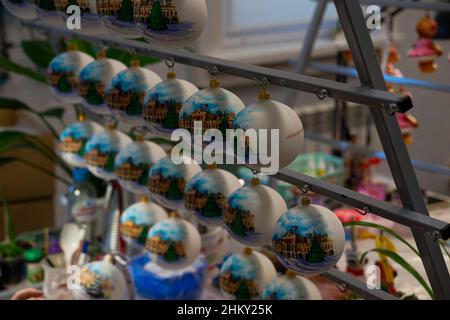 Nizhny Novgorod, Russia. Gennaio 03, 2022. Palle dell'albero di Natale con vista su Nizhny Novgorod. Dipinto a mano. . La fabbrica di ornamenti dell'albero di Natale Foto Stock