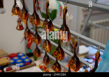 Nizhny Novgorod, Russia. Gennaio 03, 2022. Giocattoli albero di Natale. Balalaika di vetro in stile russo. La fabbrica di ornamenti dell'albero di Natale Foto Stock