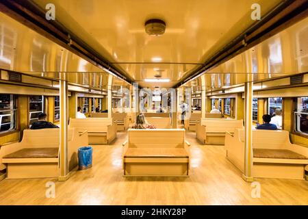 I passeggeri viaggiano sul vecchio traghetto (battello a vapore) a Istanbul. Tradizionale traghetto turco vista interna. Foto Stock