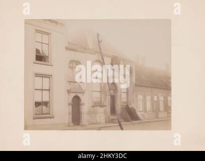 Arte ispirata dalla facciata di Hoogstraat 144 a Sluis, Anoniem (Monumentenzorg) (attribuita a), Sluis, 1902, supporto fotografico, cartone, Stampa albume, altezza 167 mm x larghezza 223 mm, opere classiche modernizzate da Artotop con un tocco di modernità. Forme, colore e valore, impatto visivo accattivante sulle emozioni artistiche attraverso la libertà delle opere d'arte in modo contemporaneo. Un messaggio senza tempo che persegue una nuova direzione selvaggiamente creativa. Artisti che si rivolgono al supporto digitale e creano l'NFT Artotop Foto Stock