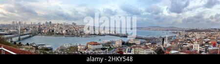 Una vista panoramica della città di Istanbul e dei suoi ponti che collegano i due lati del Corno d'Oro. Panorama di Istanbul con Bosforo e Corno d'Oro. Foto Stock