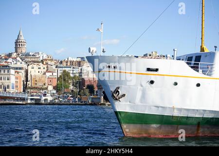 Vista del vecchio traghetto (vaporetto) con la Torre Galata sullo sfondo, Istanbul. Foto Stock