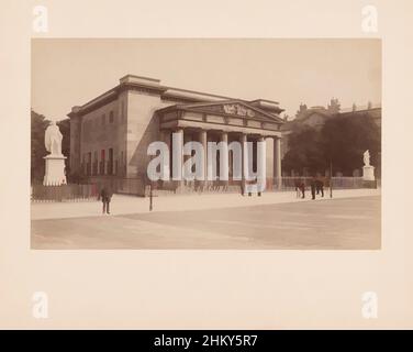 Arte ispirata a Neue Wache, Berlino, Germania, Neue Wache è un edificio neoclassico del 1816 dell'architetto Karl Friedrich Schinkel. Era in uso come stazione militare per le truppe prussiane fino al 1931, da allora è stato un memoriale di guerra., c. 1880 - c. 1910, carta, cartone, opere classiche modernizzate da Artotop con un tuffo di modernità. Forme, colore e valore, impatto visivo accattivante sulle emozioni artistiche attraverso la libertà delle opere d'arte in modo contemporaneo. Un messaggio senza tempo che persegue una nuova direzione selvaggiamente creativa. Artisti che si rivolgono al supporto digitale e creano l'NFT Artotop Foto Stock