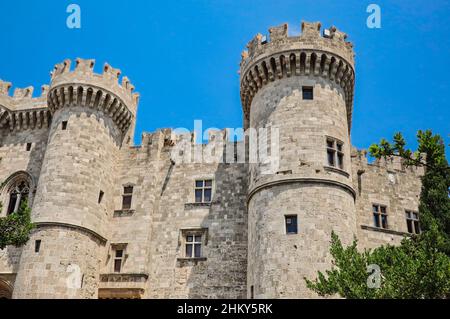 Palazzo del Gran Maestro dei Cavalieri di Rodi con cielo blu durante la Giornata estiva. Bellissimo castello medievale in Grecia. Foto Stock