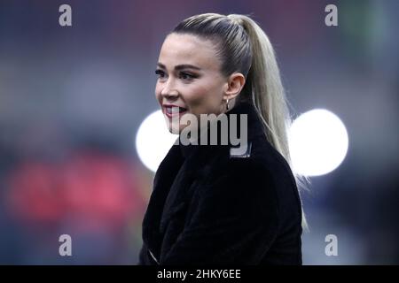 La giornalista Diletta Leotta di DAZN si occupa durante la serie Di una partita tra FC Internazionale e AC Milan allo Stadio Giuseppe Meazza il 5 febbraio 2022 a Milano Foto Stock