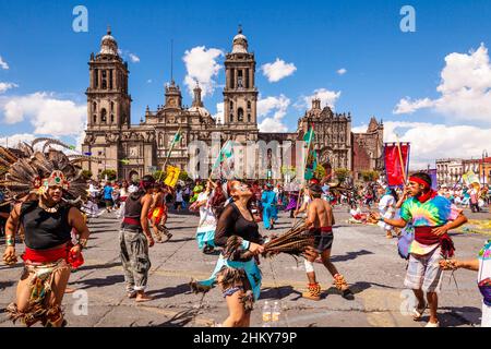 I messicani nativi eseguono una danza tradizionale in costume, la Cattedrale Metropolitana (Catedral Metropolitana de la Asuncion de Maria), Plaza de la Constituc Foto Stock