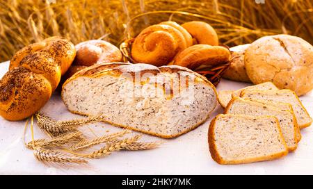 lotto di pane, grano, segale aromatizzato, sulla tavola all'esterno del campo Foto Stock