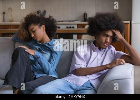 Frustrata coppia teen africana arrabbiata che passa attraverso il conflitto Foto Stock