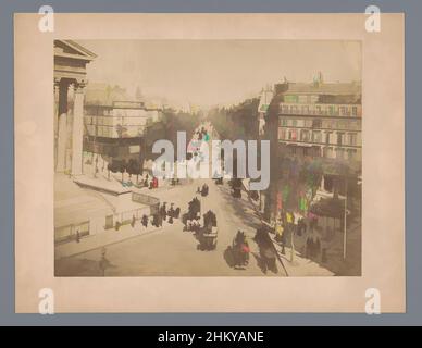 Art Inspired by View of the Boulevard de la Madeleine a Parigi, le Boulevard de la Madeleine, X phot., Parigi, Apr-1896, supporto fotografico, Stampa albume, altezza 210 mm x larghezza 274 mm, opere classiche modernizzate da Artotop con un tocco di modernità. Forme, colore e valore, impatto visivo accattivante sulle emozioni artistiche attraverso la libertà delle opere d'arte in modo contemporaneo. Un messaggio senza tempo che persegue una nuova direzione selvaggiamente creativa. Artisti che si rivolgono al supporto digitale e creano l'NFT Artotop Foto Stock