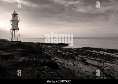 Faro di Blacknore Point, Portishead - colpo bianco e nero in una giornata invernale con mare calmo. Una luce guida in mare Foto Stock