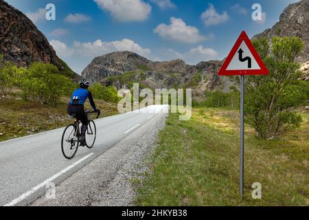 Femmina sul ciclista Leka Isola, Norvegia Foto Stock