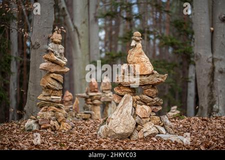 Pietre in equilibrio, cumulo di rocce nei boschi. Foto Stock