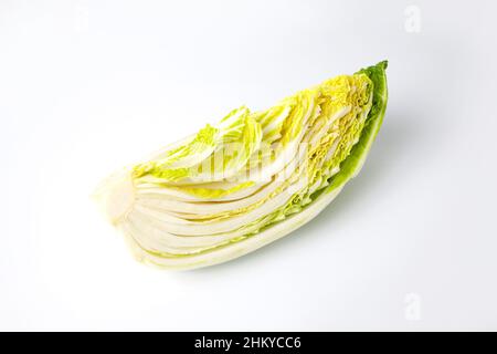 Un quarto di cavolo cinese tagliato isolato su sfondo bianco Foto Stock