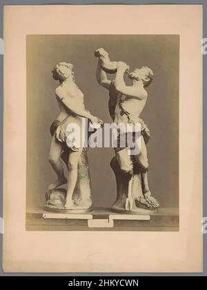 Arte ispirata dalla vista di due statue di figure mitologiche, 1850 - 1900, supporto fotografico, cartone, stampa albume, Altezza 349 mm x larghezza 160 mm, opere classiche modernizzate da Artotop con un tocco di modernità. Forme, colore e valore, impatto visivo accattivante sulle emozioni artistiche attraverso la libertà delle opere d'arte in modo contemporaneo. Un messaggio senza tempo che persegue una nuova direzione selvaggiamente creativa. Artisti che si rivolgono al supporto digitale e creano l'NFT Artotop Foto Stock