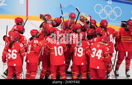 (220206) -- PECHINO, 6 febbraio 2022 (Xinhua) -- gli atleti cinesi celebrano dopo la partita del gruppo B delle donne dell'hockey su ghiaccio tra Cina e Giappone al Wukesong Sports Center di Pechino, capitale della Cina, 6 febbraio 2022. (Xinhua/Meng Yongmin) Foto Stock