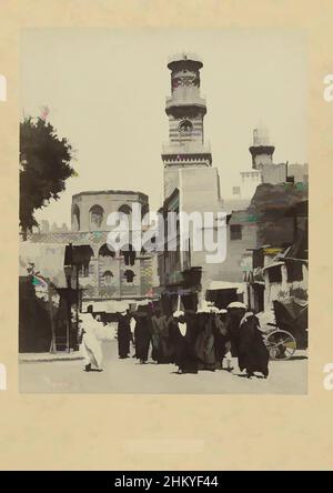 Arte ispirata dalla vista sulla strada del Cairo con la moschea Kalaoun sullo sfondo, e 25. Scena stradale. Cairo., Egitto (titolo della serie)64 Moschea Kalaoun, la fotografia fa parte della serie di fotografie dall'Egitto raccolte da Richard Polak., Pascal Sébah, Egypte, c.. 1888 - c. 1898, opere classiche modernizzate da Artotop con un tuffo di modernità. Forme, colore e valore, impatto visivo accattivante sulle emozioni artistiche attraverso la libertà delle opere d'arte in modo contemporaneo. Un messaggio senza tempo che persegue una nuova direzione selvaggiamente creativa. Artisti che si rivolgono al supporto digitale e creano l'NFT Artotop Foto Stock