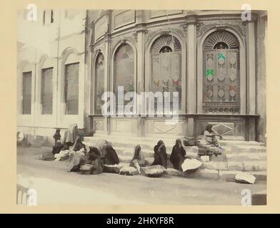 Arte ispirata ai venditori di cibo sul marciapiede di fronte a una fontana schermata, e 4. Fontana (marmo con bronzo). Cairo., Egitto (titolo della serie)258 Merchandes Ambulantes., la fotografia fa parte della serie di fotografie dall'Egitto raccolte da Richard Polak., Pascal Sébah, Egypte, c, opere classiche modernizzate da Artotop con un tuffo di modernità. Forme, colore e valore, impatto visivo accattivante sulle emozioni artistiche attraverso la libertà delle opere d'arte in modo contemporaneo. Un messaggio senza tempo che persegue una nuova direzione selvaggiamente creativa. Artisti che si rivolgono al supporto digitale e creano l'NFT Artotop Foto Stock