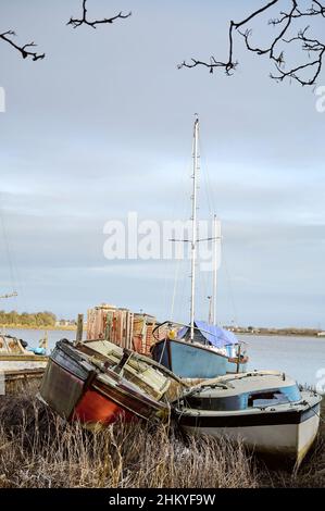 Relitti di piccole barche sulle rive del fiume Wyre a Skippool, Lancashire Foto Stock