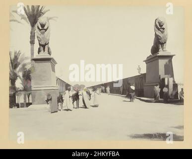 Arte ispirata dal Kasr el nil sulla riva con due statue di leoni alla testa del ponte.e 6. Kasr el Nil (Ponte sul Nilo). Cairo., Egitto (titolo della serie), Pont de Ghezirah, la fotografia fa parte della serie di fotografie dall'Egitto raccolte da Richard Polak., Pascal Sébah, Egypte, c, opere classiche modernizzate da Artotop con un tuffo di modernità. Forme, colore e valore, impatto visivo accattivante sulle emozioni artistiche attraverso la libertà delle opere d'arte in modo contemporaneo. Un messaggio senza tempo che persegue una nuova direzione selvaggiamente creativa. Artisti che si rivolgono al supporto digitale e creano l'NFT Artotop Foto Stock