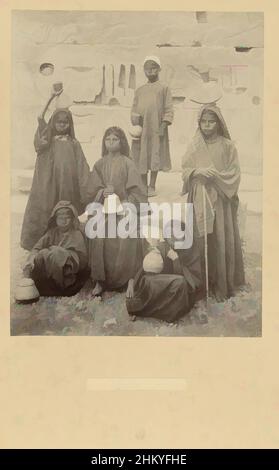 Arte ispirata dal ritratto di gruppo di ragazze con caraffe d'acqua, e 99. Ragazze arabe con brocche d'acqua., la fotografia fa parte della serie di fotografie dall'Egitto raccolte da Richard Polak., Egypte, c. 1895 - c. 1915, supporto fotografico, carta, stampa albume, altezza 278 mm x larghezza 218, opere classiche modernizzate da Artotop con un tocco di modernità. Forme, colore e valore, impatto visivo accattivante sulle emozioni artistiche attraverso la libertà delle opere d'arte in modo contemporaneo. Un messaggio senza tempo che persegue una nuova direzione selvaggiamente creativa. Artisti che si rivolgono al supporto digitale e creano l'NFT Artotop Foto Stock